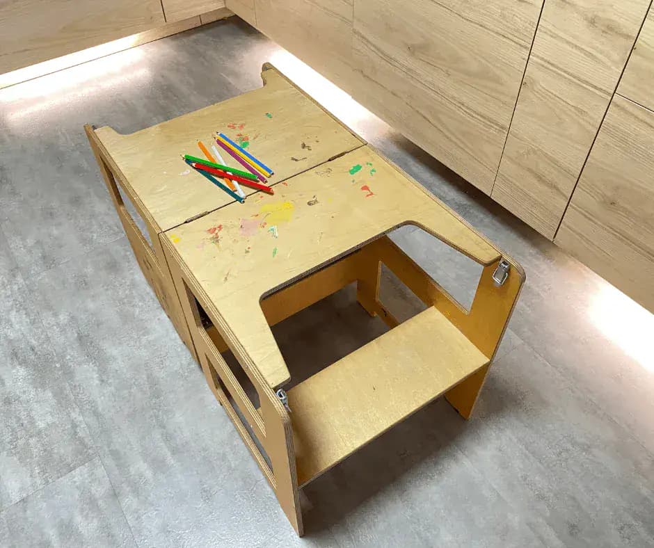 Tanulótorony – szék asztallal