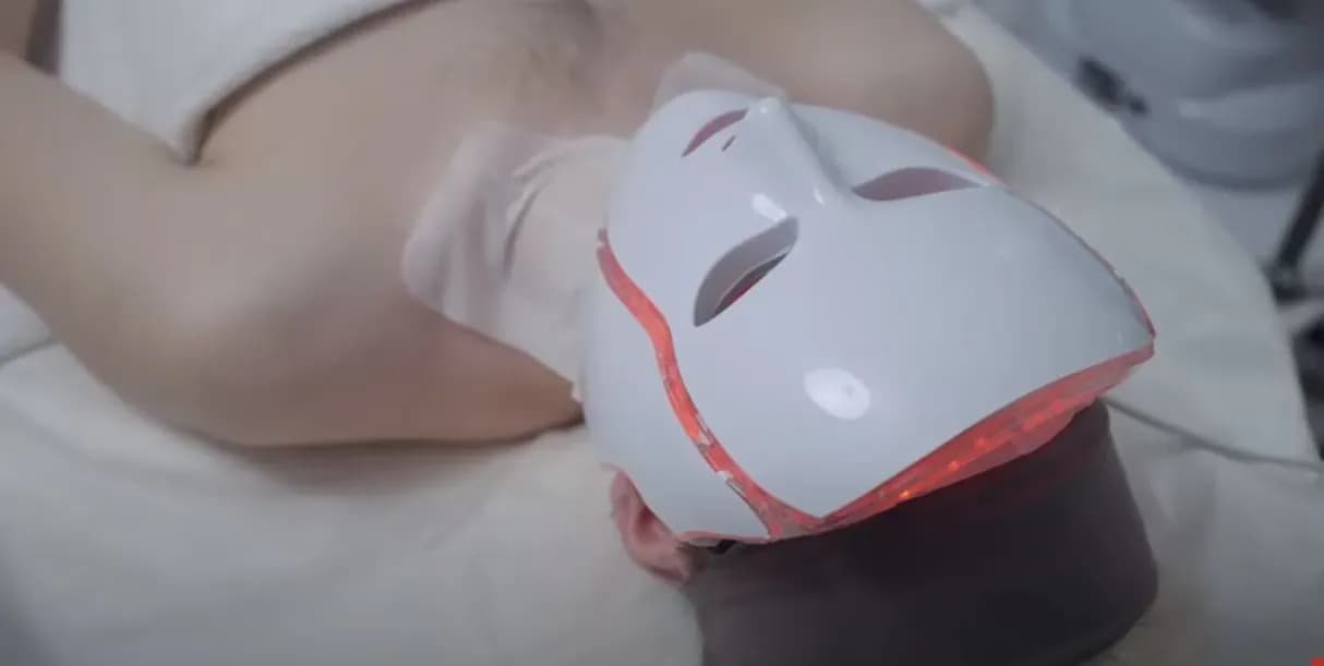 biolámpát használó nő