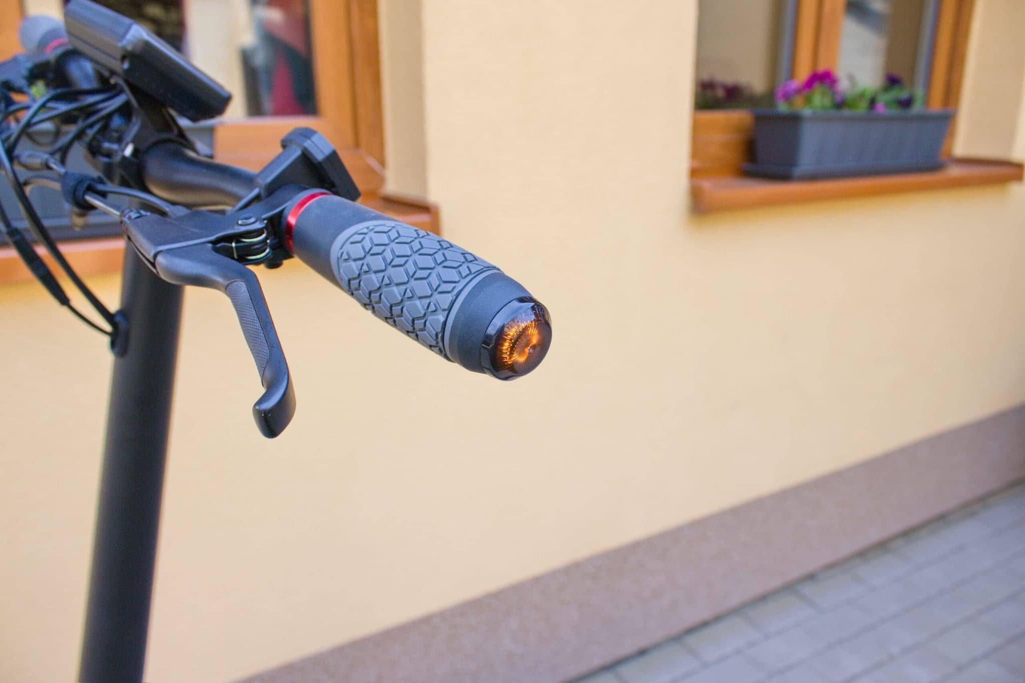 SENCOR SCOOTER X50, villogó a kormányon, elektromos roller teszt