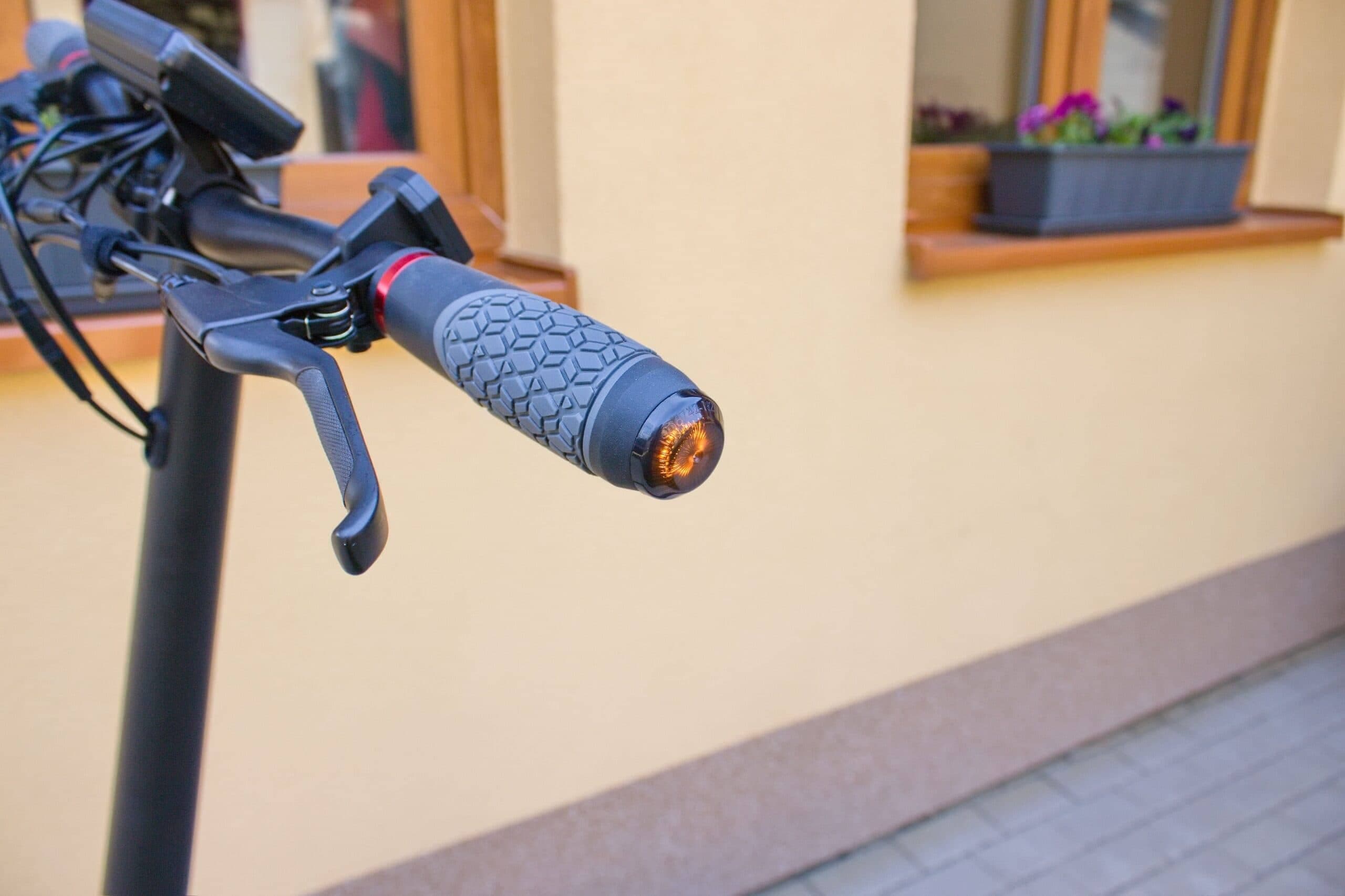 SENCOR SCOOTER X50, villogó a kormányon, elektromos roller teszt