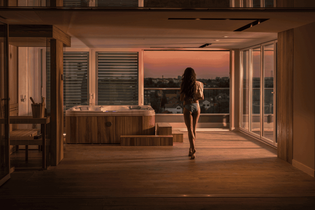 merevfalu jakuzzi–otthon