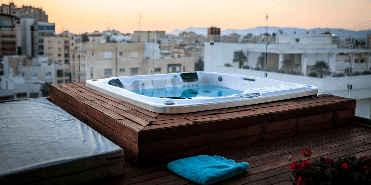 merevfalu jakuzzi–teraszon