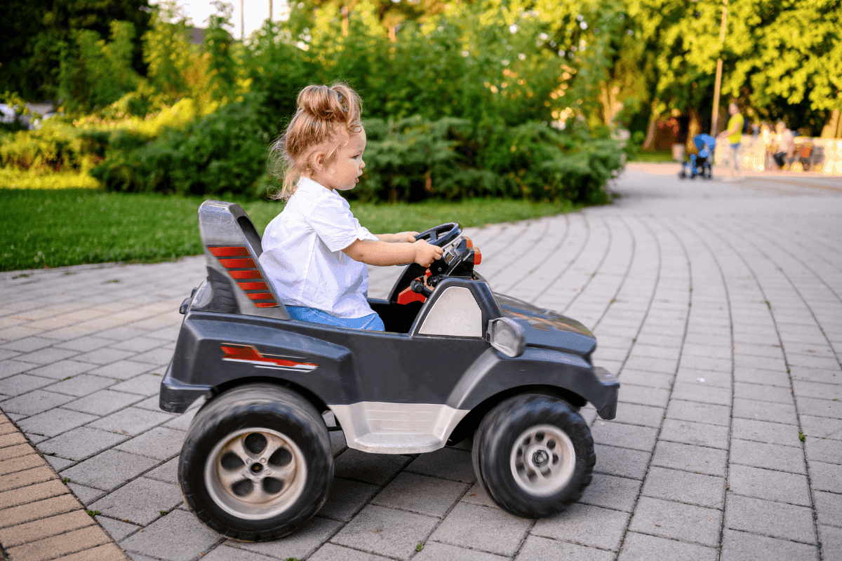 Legjobb elektromos kisautó gyerekeknek–gyerekek a parkban