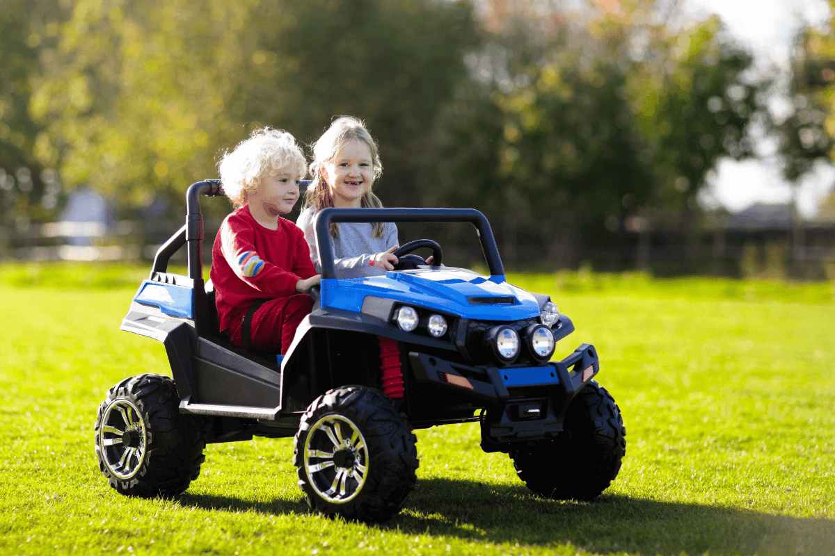 Legjobb elektromos kisautó gyerekeknek–jeep