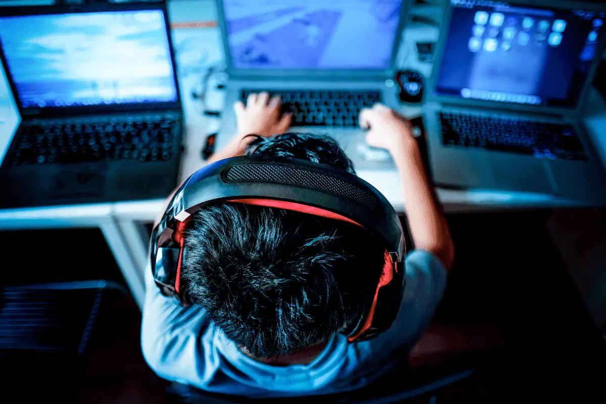 gamer laptop gamer székkel és fulhallgatóval
