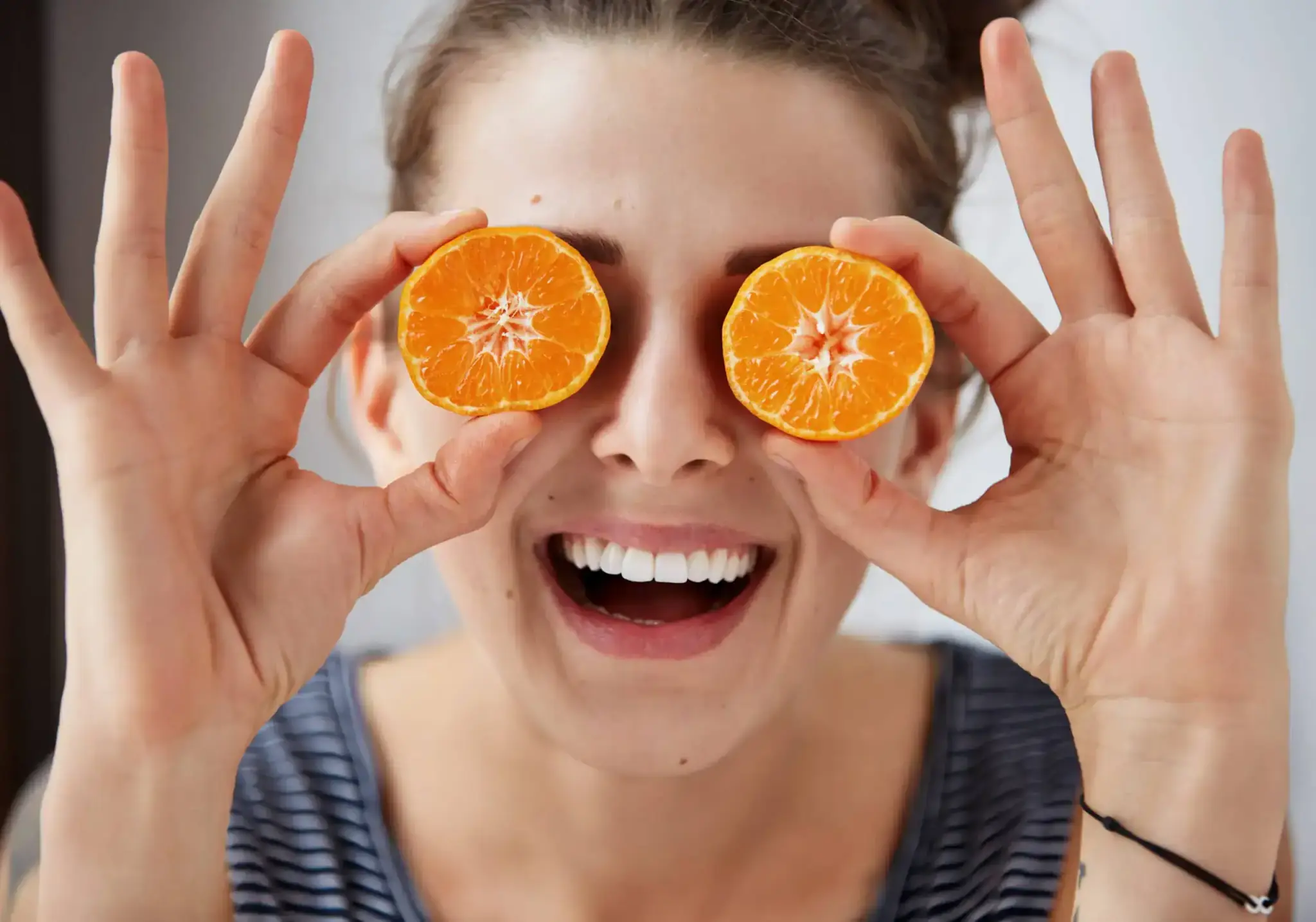 Szem vitaminok – nő narancsokkal