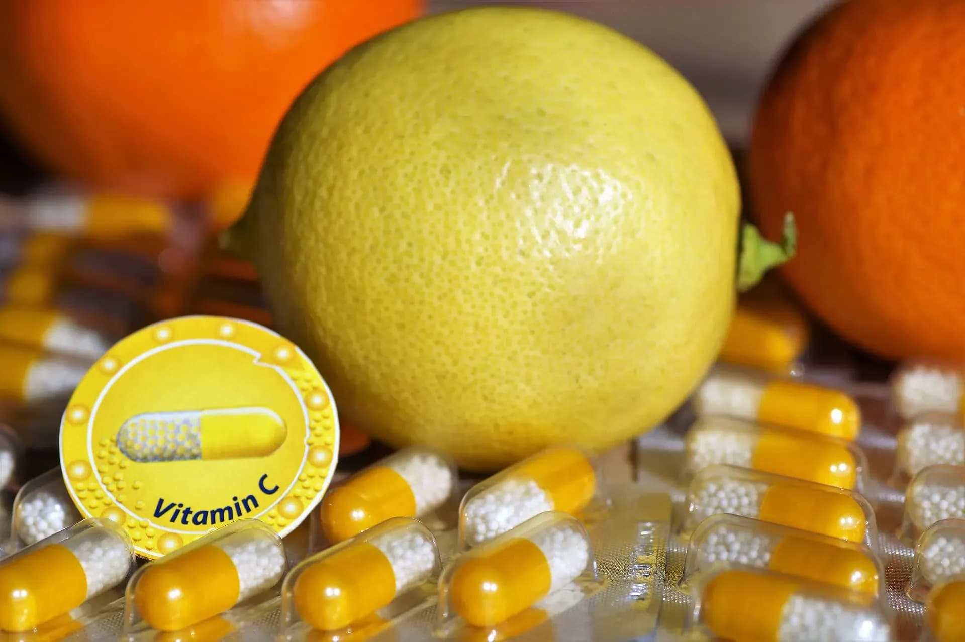 C-vitamin – citrom és kapszula