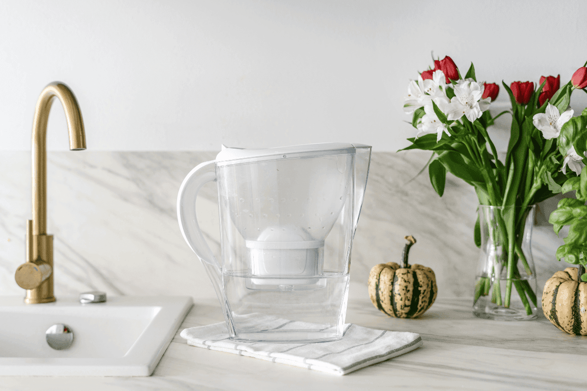 vízszűrő kancsó–a konyhai asztalon