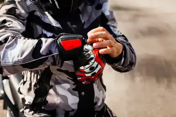 Fűthető motoros kesztyű - kép a szövegben